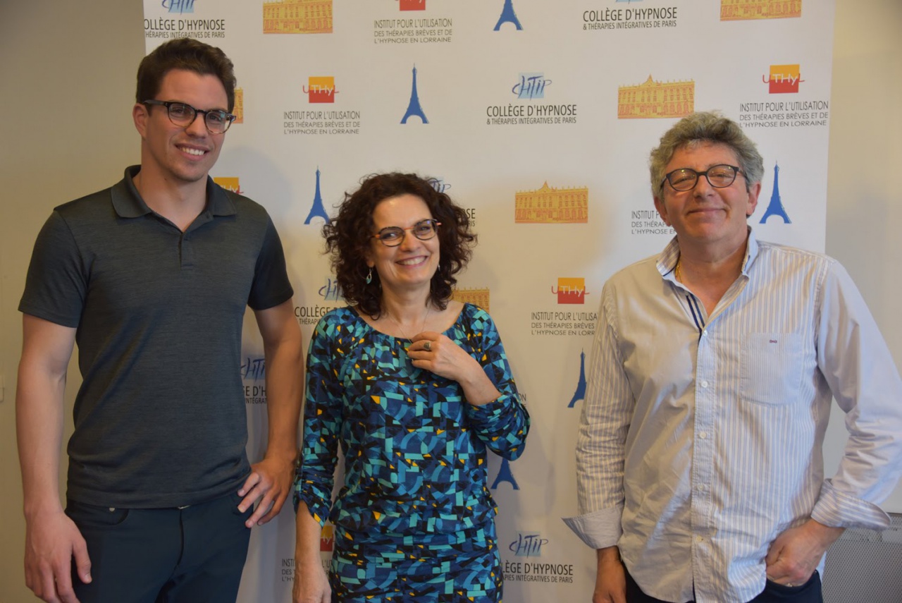 Dr Catherine WOLFF, médecin algologue, avec Théo CHAUMEIL et Laurent GROSS lors de la formation en hypnoanalgésie Dr Catherine WOLFF, médecin algologue, avec Théo CHAUMEIL et Laurent GROSS lors de la formation en hypnoanalgésie